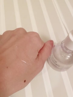 ゴールドパールが配合された、ベタつきのないオイル。フェイス、ボディ、ヘアと全身に使えるので、湯上がりの保湿にも。