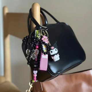 シックなブラックのバッグに合わせてクロミをチョイス