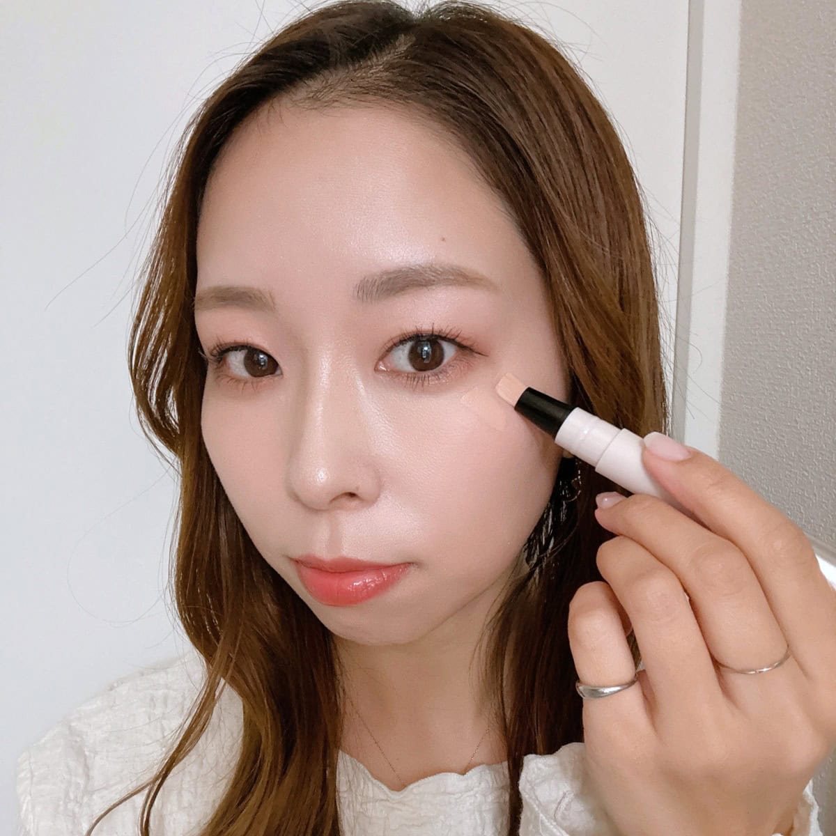 「クマやくすみや赤みが気になる、目の下、頬骨、小鼻まわり、口まわりに乗せて指でポンポンとのばします。テカリに見えるところだけパウダーで抑えて完成。お直しも同様に使っています」