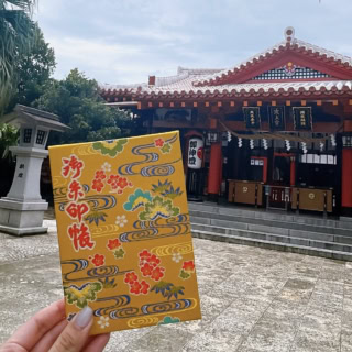 「もともと神社巡りが好きで御朱印集めをしたいと思っていたのですが、去年沖縄旅行に行った際にようやく御朱印帳を購入しました! 今までの中だと、鎌倉にある長谷寺の幸せ地蔵の刺繍がされている御朱印が可愛くてお気に入りです。もう少しで1冊を終えるので、今後もいろんな神社やお寺に行き集めていきたいです」