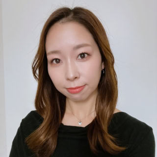 RMKコミュニケーションチーム PR/デジタルアシスタント・西山倫世さん。アパレル販売やIT業界の営業事務を経て、エキップに入社。現在はSNS運用を中心にRMKのPRを担当。