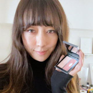 「チークベースを頬とまぶた、下まぶたに入れると、綺麗にくすみを払拭してくれます。ハイライトは、鼻筋、上唇の上と顎に入れて立体感を。どちらも指でトントンとなじませるだけで、テクニックやツールが必要ないのもありがたいポイントです」