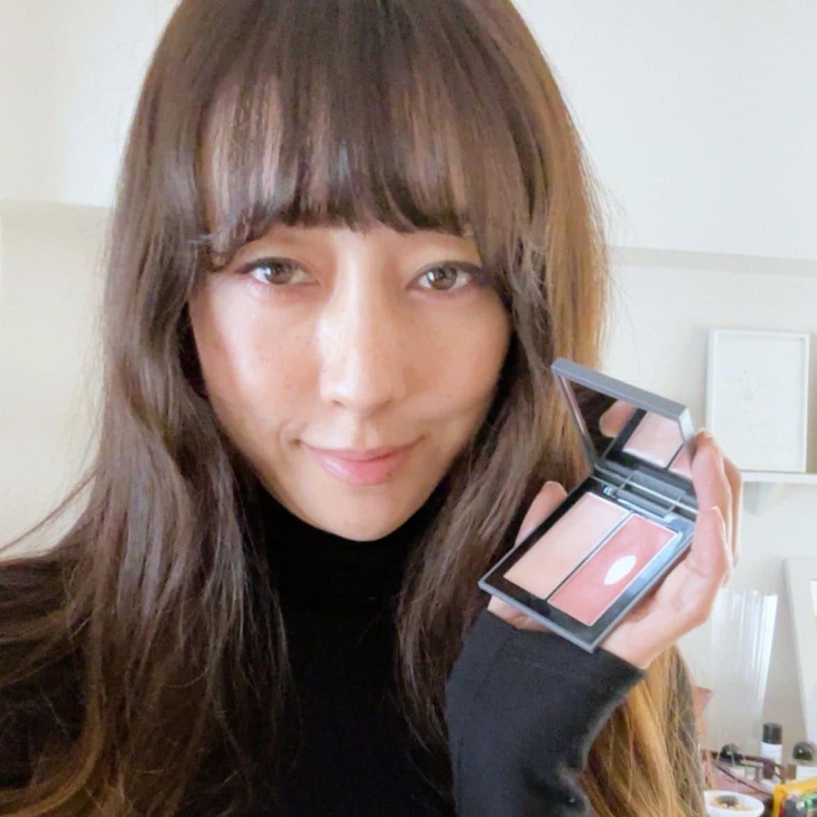 「チークベースを頬とまぶた、下まぶたに入れると、綺麗にくすみを払拭してくれます。ハイライトは、鼻筋、上唇の上と顎に入れて立体感を。どちらも指でトントンとなじませるだけで、テクニックやツールが必要ないのもありがたいポイントです」