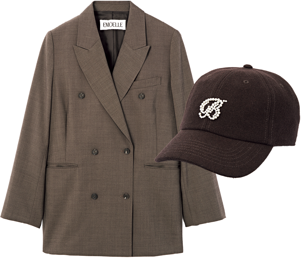 左から:ハンサムなダブル仕様ながら柔らかなモカブラウンで上品な印象に。ジャケット¥39,600(エモエレ/アダム エ ロペ)、カジュアル過ぎず◎。キャップ¥26,400(マディソンブルー)