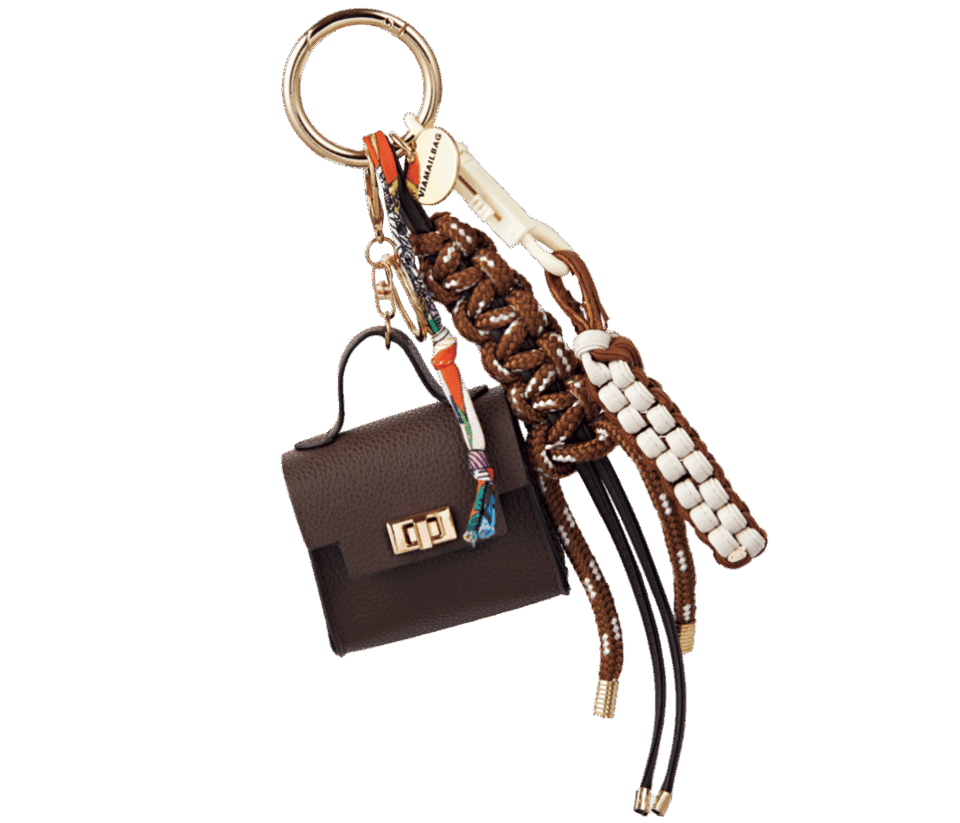 ミニチュアサイズのバッグがキュート。チャーム¥10,890（ヴィアメイルバッグ／アルアバイル）