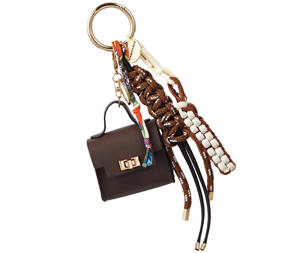 ミニチュアサイズのバッグがキュート。チャーム¥10,890（ヴィアメイルバッグ／アルアバイル）