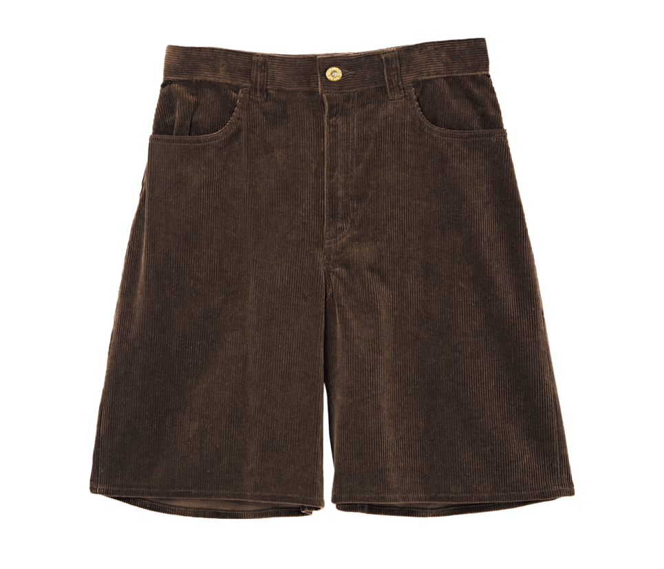 旬のハーフパンツは持っておきたい。コーデュロイハーフパンツ¥63,800（マディソンブルー）