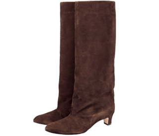 こっくりとしたスエードのブラウンが温かみたっぷり。太めの筒が美脚見えも叶える。ブーツ¥110,000（ネブローニ／アルアバイル）