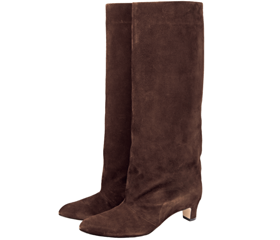 こっくりとしたスエードのブラウンが温かみたっぷり。太めの筒が美脚見えも叶える。ブーツ¥110,000（ネブローニ／アルアバイル）