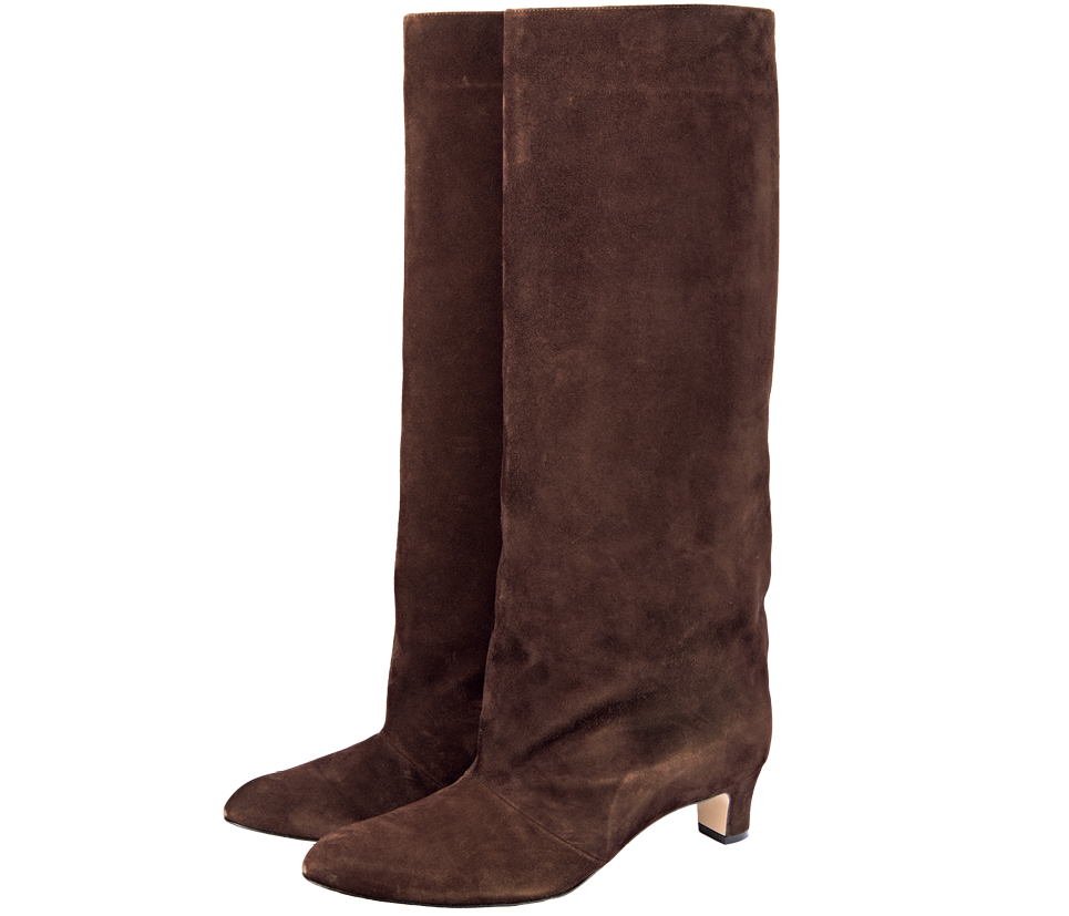 こっくりとしたスエードのブラウンが温かみたっぷり。太めの筒が美脚見えも叶える。ブーツ¥110,000（ネブローニ／アルアバイル）