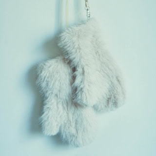 首からぶら下げてアクセサリー感覚で取り入れて。グローブ¥22,000（アルポ／アマン）