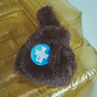 シックなカラーにアクセントのバッジが♡。バッグ¥7,260（ル タロン／ル タロン 有楽町マルイ店）