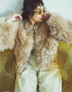 ボリュームたっぷりのファージャケットながら、コンパクトな丈感でどんなボトムとも相性抜群。チノパンでカジュアルダウンするとデイリーにすっとなじむ着こなしに。ファージャケット¥198,000、チノパンツ¥36,300（共にロエフ／エイチ ビューティー＆ユース）、ロングTシャツ¥25,300（ロンハーマン）、サングラス¥72,820（ミュウミュウ／ルックスオティカジャパン カスタマーサービス）