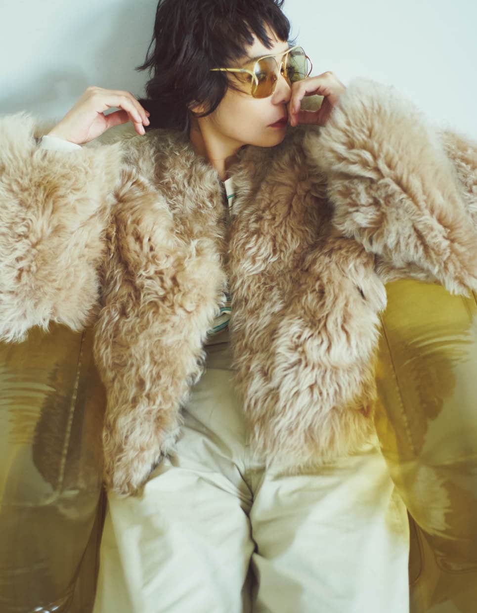 ボリュームたっぷりのファージャケットながら、コンパクトな丈感でどんなボトムとも相性抜群。チノパンでカジュアルダウンするとデイリーにすっとなじむ着こなしに。ファージャケット¥198,000、チノパンツ¥36,300（共にロエフ／エイチ ビューティー＆ユース）、ロングTシャツ¥25,300（ロンハーマン）、サングラス¥72,820（ミュウミュウ／ルックスオティカジャパン カスタマーサービス）