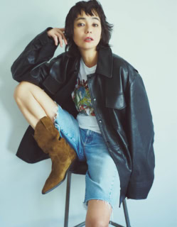 フィールドジャケットM-65のデザインをベースにキレイめに仕上げたレザージャケットには、今季らしいデニムのハーフパンツをコーディネート。大人のやんちゃ感が◎。ジャケット¥187,000（ロエフ／エイチ ビューティー＆ユース）、Tシャツ¥19,800（SEA／エスストア）、デニムハーフパンツ¥45,100（マザー／リトルリーグ インク）、ブーツ¥22,000（ル タロン／ル タロン 有楽町マルイ店）