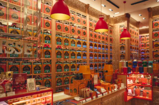 オレンジを基調としたきらびやかな外装とインテリアでアガる～！