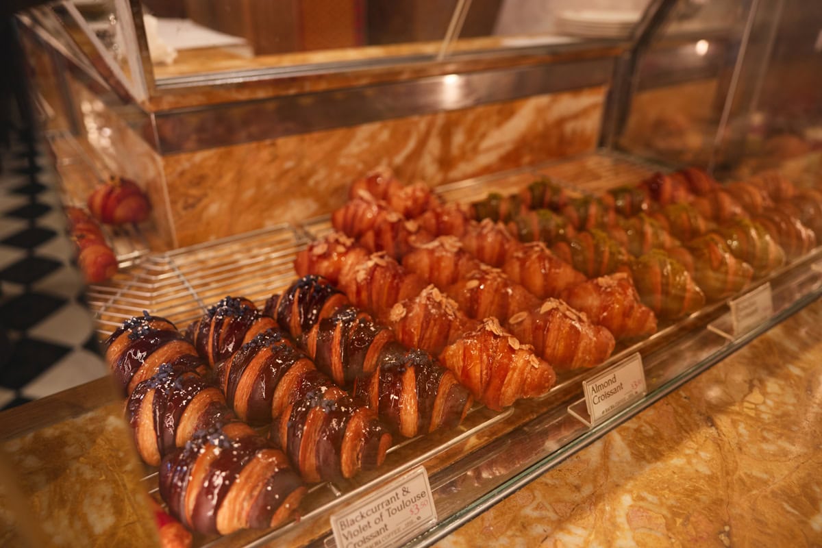 すっごい美味しくて人気らしいのがクロワッサンの類。アーモンドやらピスタチオやら、チョコレートだと思うんだけど名前が複雑なものまでどんだけあれこれ混ぜたりかけたりしてクロワッサン焼くのよ。やり過ぎよ（※ホメています）。