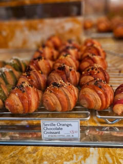 あまり甘いものを積極的にいただくタイプではないのですが、コーヒーとオレンジ味のチョコレートなどの組み合わせは嫌いではないので、こちらのクロワッサンを頼んでみました。