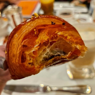 はあ～♡ 美味しい～！ 甘いオレンジシロップがかかっているのかな？ 暑くて汗をかいて体力消耗するシンガポールでは、このくらいの甘さがちょうどいいかも。