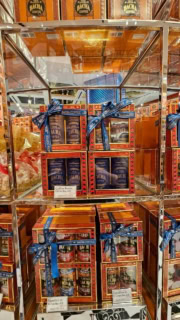 おしゃれなコーヒー豆のギフトセットもあり。この青いリボンはショッピングバッグにも巻いてくれるんです。