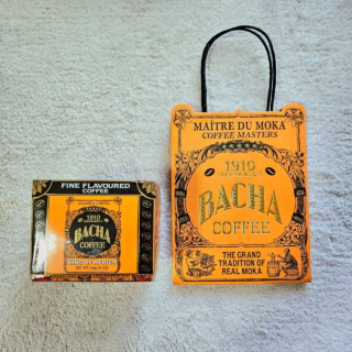 もう、悩み倒して買ってきたおみやげの一部がコチラ。ショッパーのバッグもすっごく可愛い！ コーヒーバッグは一箱に10包入りで32シンガポールドルです。