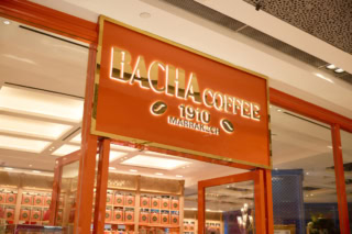 Bacha Coffee ION Orchardの営業時間は朝9：20～22：00。商業施設イオン・オーチャードの1階にどどーんとあります。