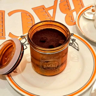 ちなみに、取材チームの別の方が頼んでいたティラミスがとっても人気だそうです。なによ～この瓶～！ 欲しい～！