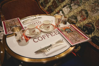 テーブルセットからしてアガるのよ。やる気に満ちあふれてるじゃないの。