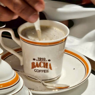 コーヒーは、生クリームとバニラビーンズの黒い粉をかけていただくのが定石だそうです。