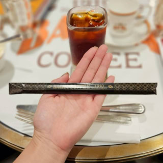 袋に入ったストローとともにアイスコーヒーが運ばれてきました。