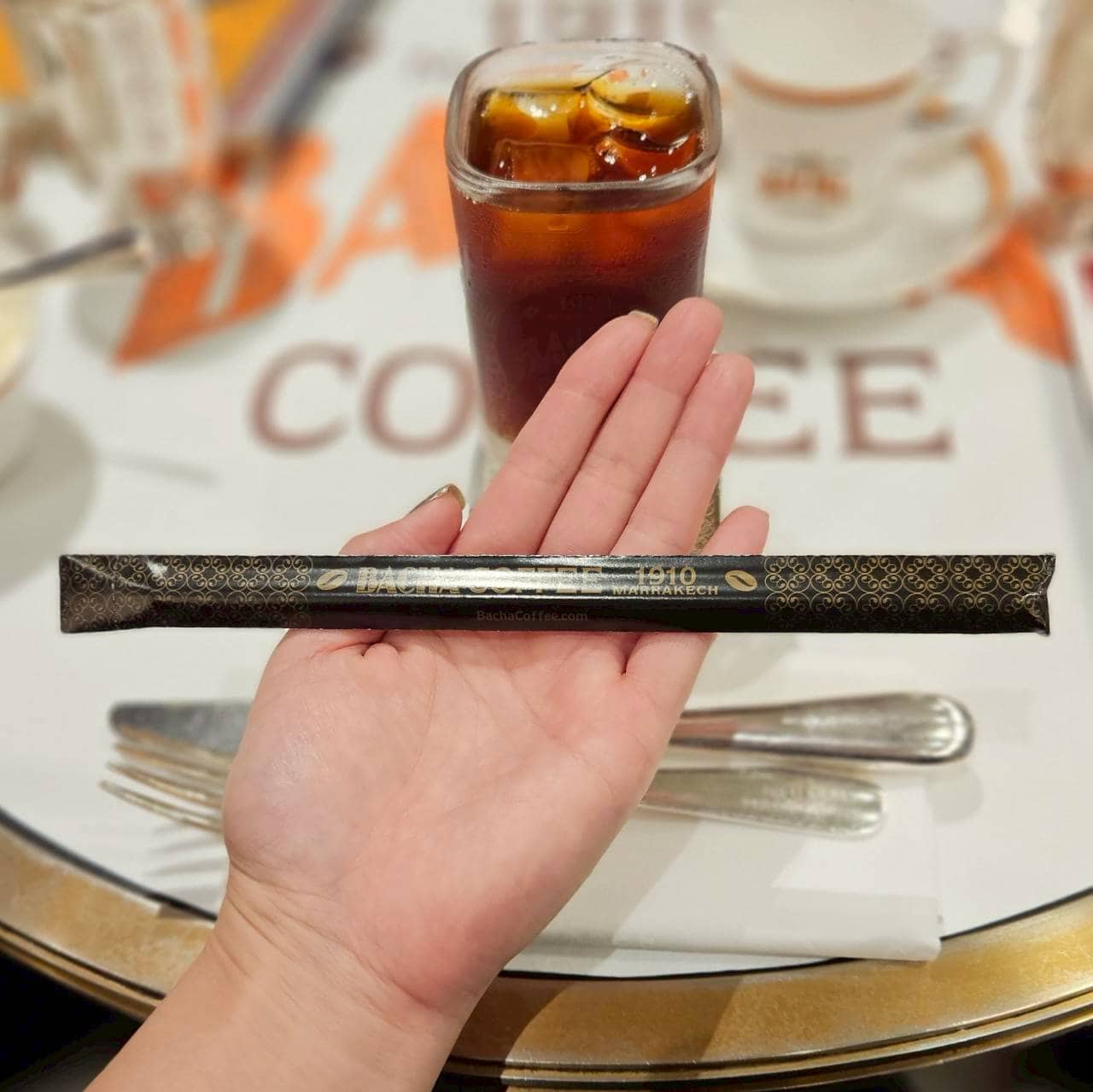 袋に入ったストローとともにアイスコーヒーが運ばれてきました。