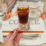 じゃーん。オレンジというか琥珀色のガラス製のストローは2シンガポールドルでも売られていますが、持って帰ってもいいんだって! こっそりバッグに入れたよね!