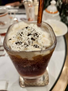 説明を受けた通り、ホイップクリープを入れ、バニラビーンズの粉をふっていただきます！