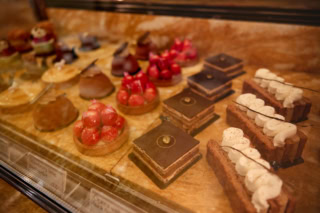 チョコレートケーキから、フルーツタルトから、甘味のキラキラ感も相当なもんよコレ。