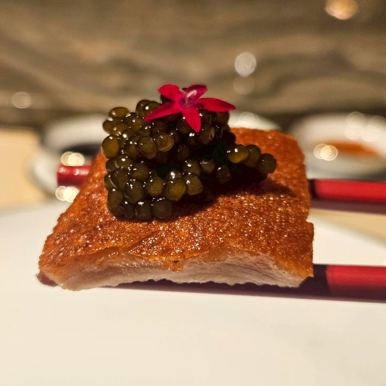 【SUMMER PALACE】ひとくちでいただけるサイズなのですが、ほどよい塩味、まったく臭くないキャビア。口の中でカリっと音がする豚の皮が美味でした。