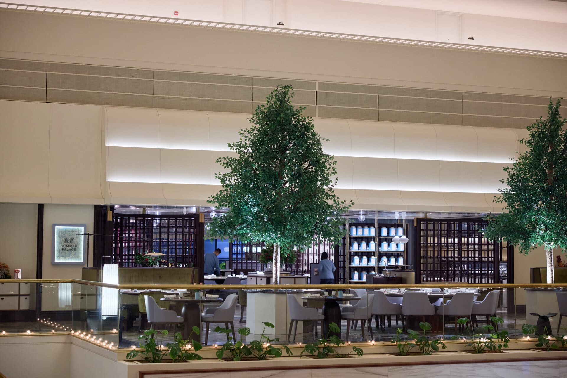 【SUMMER PALACE】ホテルの３階。建物は中心が吹き抜けのつくりになっているので、なんとも開放感があります。