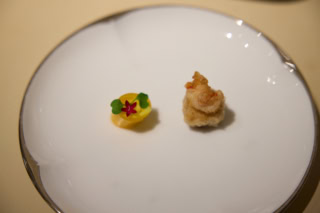 【SUMMER PALACE】ウェルカムフード的なマンゴーとカボチャの酢漬けと、エビとヤム芋の団子は、お品書きにも記載されていませんが指先ほどの小ささ。「ああ、私たち繊細な仕事も得意ですよってことですね」と、期待で胸が膨らみ、むしろお腹は空いてきます。