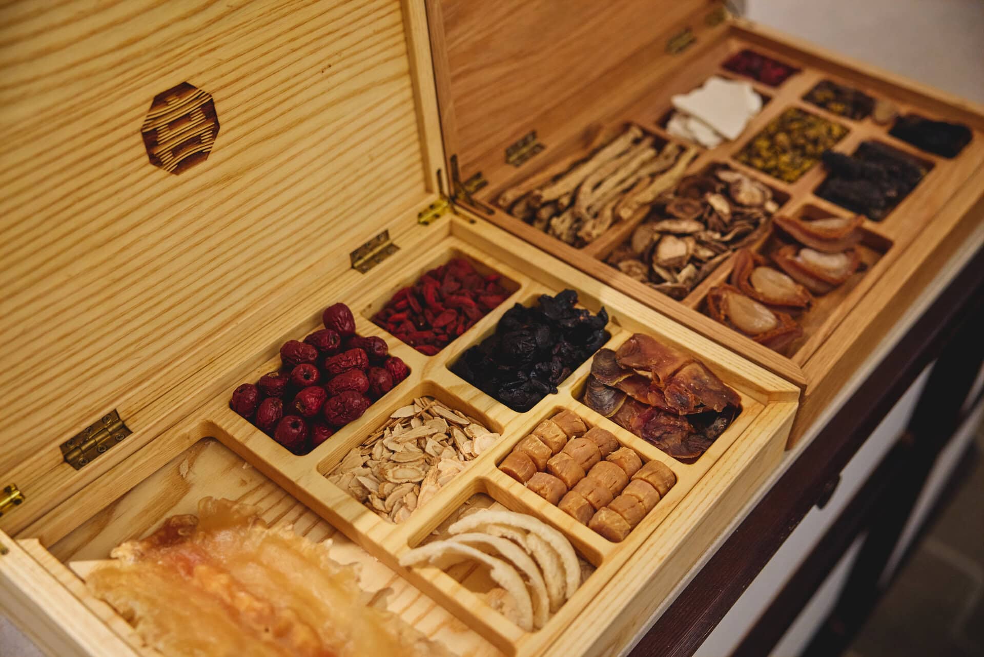 【SUMMER PALACE】実は到着するやいなや「美肌スープ、活力スープ、どっちがいいか具材から選んで」と提示された原材料がこちら。手前の美肌スープは干し貝柱やツバメの巣、フカヒレなどが入ります。奥の活力スープは干したアワビやナマコ、マカ、鹿のアキレス腱などが入るそう。女性誌編集者としては絶対に美肌スープを選ぶべきですが、即決で活力スープにしてしまいました。