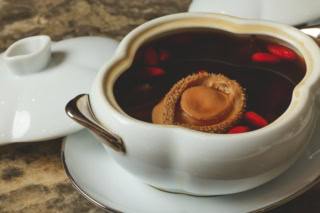 【SUMMER PALACE】到着した活力スープがこちら。おお、スープが黒い！ ごろちんりょとアワビがまるごと入っていました。贅沢～！そして漢方スープなのに食べやすい～！