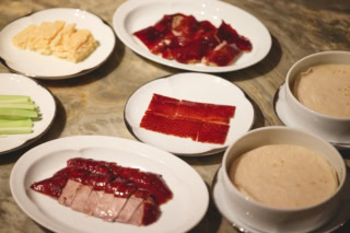 【SUMMER PALACE】皮だけ、お肉つきと目の前で切ってくださった北京ダックに、包むクレープとか添える野菜とかアレコレ運ばれてきました。広東料理のこの贅沢な感じ、たまりません。