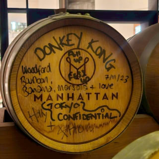 【MANHATTAN】東京・麻布十番にある名店TOKYO CONFIDENTIALのメンバーもここを訪れたことがわかるサインを発見。え、これ「バー業界でもっとも影響力がある人物100人」に選出されたホリー・グラハム氏のサインってこと……（震）？