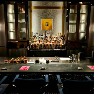 【MANHATTAN】そして、ありますマンハッタンにもカーテンの奥に隠された秘密の小部屋が。『East47』という、限られた人しか入れない、斬新なカクテルを作ってもらえる空間です。うわあ、いつかプライベートで行ってみたいよー！