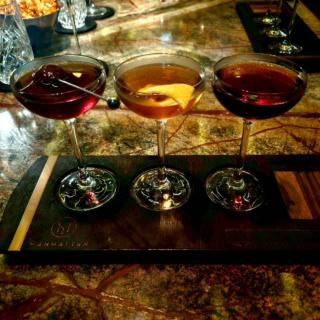 【MANHATTAN】テイスティングセットはこの日は左からシグネチャーカクテルのマンハッタン、真ん中はなぜかチョコレートの香りがするジャスフェスト、右はバーボンを用いたブールヴァルディエ コードでした。カクテルってこう、ぐびぐび飲めない強い味と香りがカクテルたるゆえんだと思うので、ちびちび味の違いを比較しながらあーでもないこーでもない言うのは楽しい！ そして気がついたら酔っぱらってたよね！