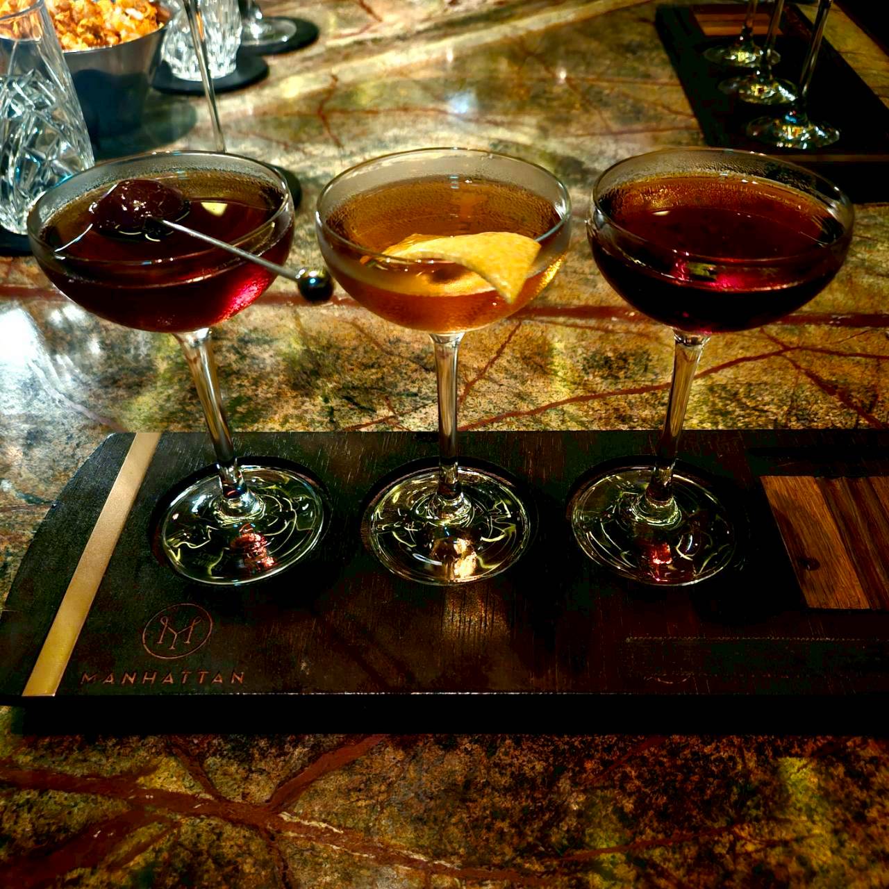 【MANHATTAN】テイスティングセットはこの日は左からシグネチャーカクテルのマンハッタン、真ん中はなぜかチョコレートの香りがするジャスフェスト、右はバーボンを用いたブールヴァルディエ コードでした。カクテルってこう、ぐびぐび飲めない強い味と香りがカクテルたるゆえんだと思うので、ちびちび味の違いを比較しながらあーでもないこーでもない言うのは楽しい！ そして気がついたら酔っぱらってたよね！