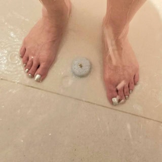 【コンラッド・シンガポール・オーチャード】ちょこっと濡らしてシャワーブース内の水があまりかからないところに置いておくと、香りが充満していい感じになります。私は香りをダイレクトに感じてみたくて足元に最初置いてみました。わざとらしさのない、セージなどのいい香りがしました。