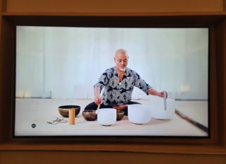 【コンラッド・シンガポール・オーチャード】ほわわわわわ～～～～ん！ サウンドバスとは、クリスタルボウルやチャイムなどを用いて奏でる瞑想なんかにいい音楽体験のこと。このホテルオリジナルの動画が、エンドレスで流れるのです！