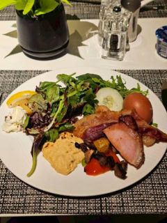 【BASILICOの朝食】朝から欲張って盛ってきました。手前の黄色いのはお豆のフムスなんですが、お味がしっかりしていて特別美味しかったですね。