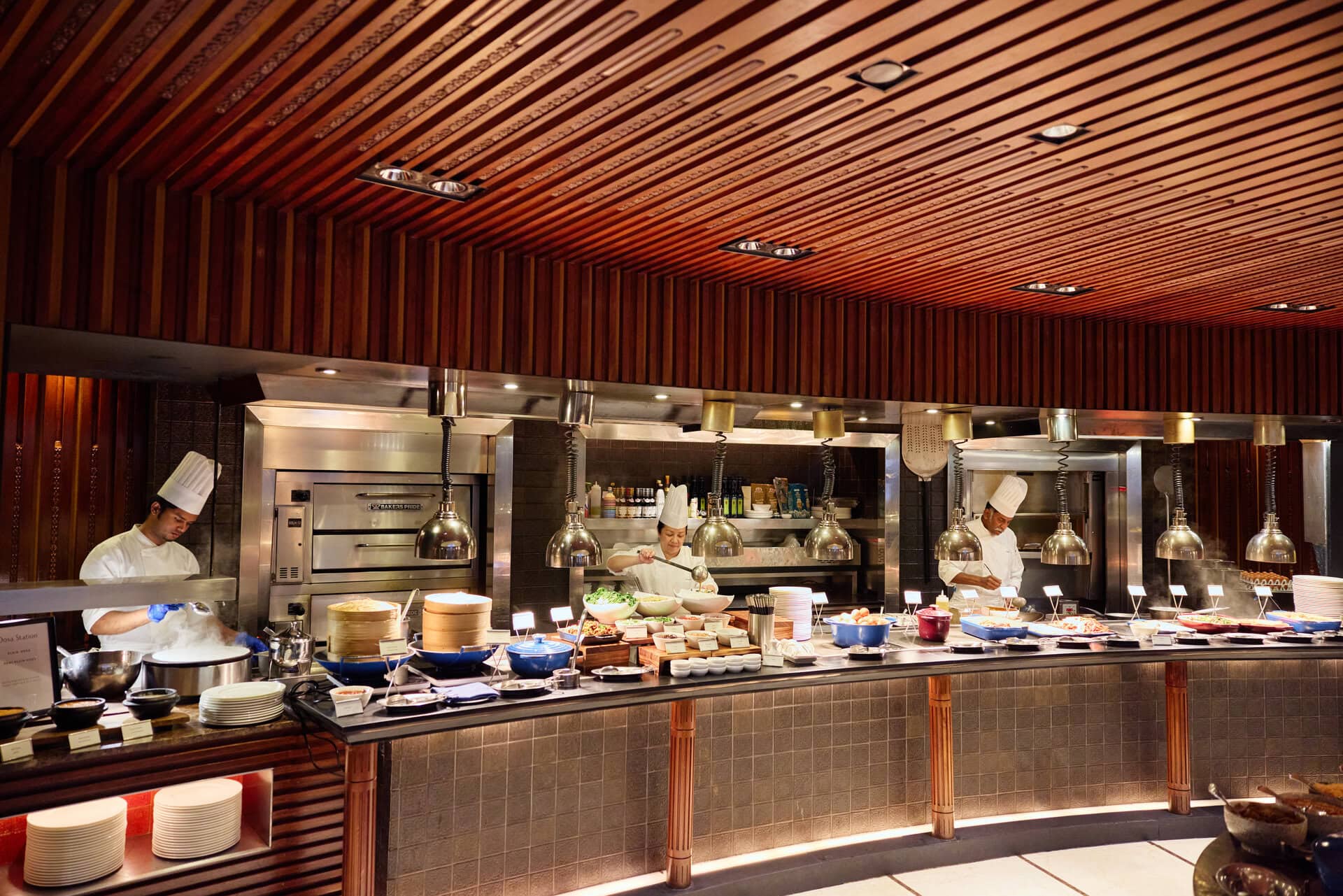 【BASILICOの朝食】点心を蒸しているシェフ、ヌードルを作ってくれるシェフ、オムレツ焼いてくれるシェフ！