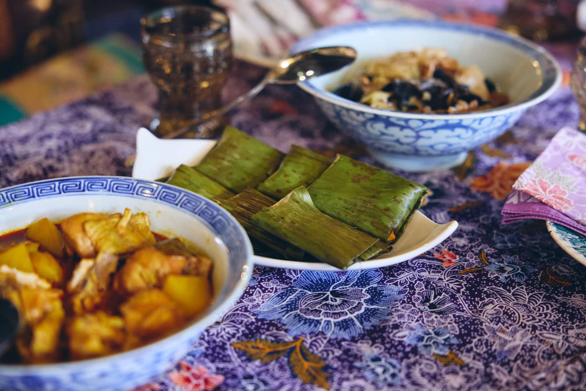 【THE INTAN】バナナの葉っぱに包まれているのはオタオタ。魚のすり身のスパイシーなかまぼこ的な感じのものです。美味！