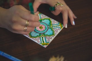 【THE INTAN】お食事のあとはアート体験タイム！ この日はタイルにペンで色づけしてみましょう、という内容でした。あ、このタイルは記念にお持ち帰り可能♡ 自宅でコースター代わりに使っています。